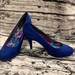 Classic Women's Royal Blue Suede Mid-Heel Pumps